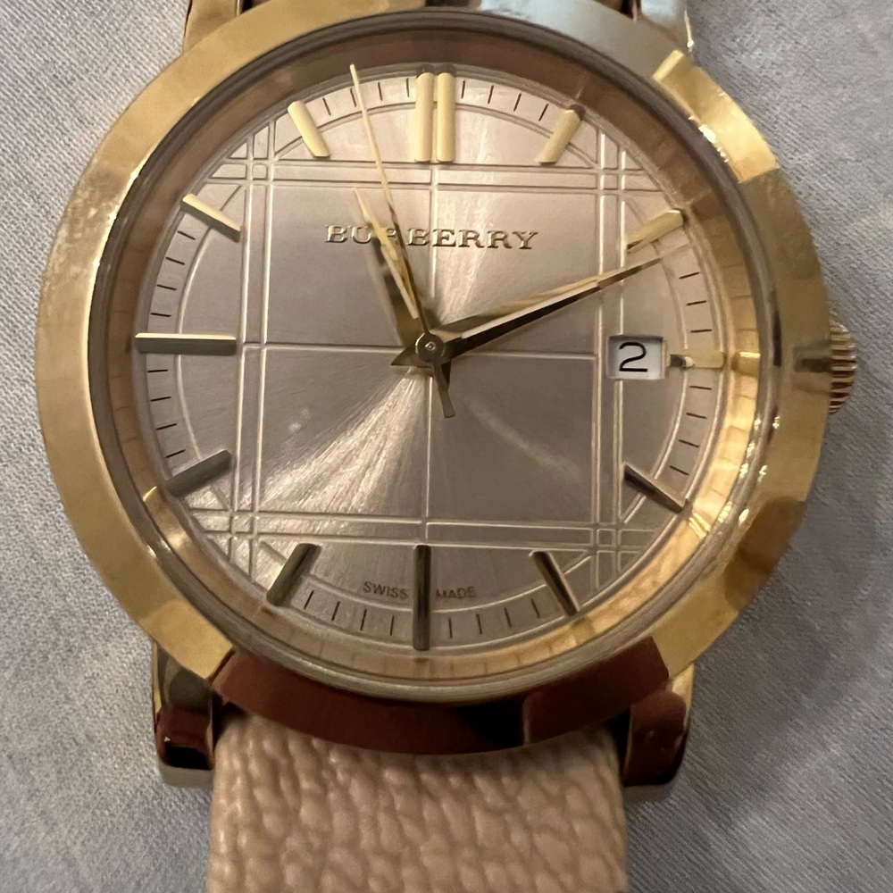 Burberry Swiss made, water resistant 165 mm. Gold face with leather strap.